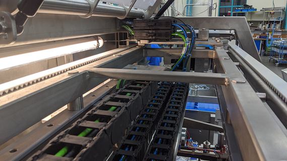 Bread packaging machine energy chains