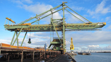 Bulk handling cranes