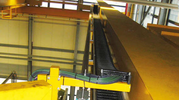 Energy chain in indoor crane