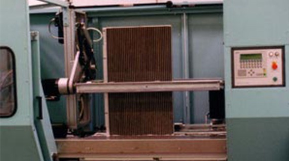 Automatic edge milling machine for intercoolers